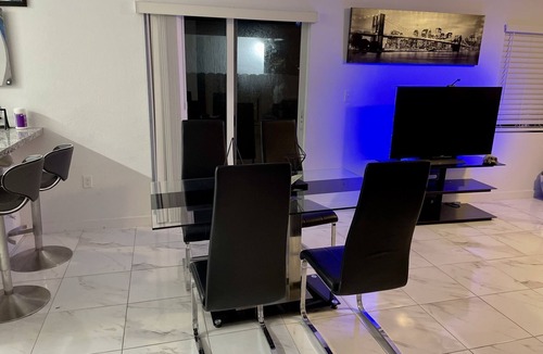 Seybold House | Close To Airport, Miami & Wynwood New Modern Home!