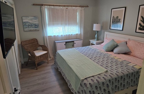 Historic Old Northeast Apartment | Close to Downtown St Pete and Vinoy Park! Beautiful ,Newer 2 Bedroom apartment.