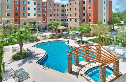 Gainesville Condo | Close to U of Florida. Free Breakfast. Outdoor Pool & Hot Tub. Great for Groups!