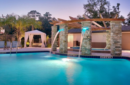 Gainesville Condo | Close to U of Florida. Free Breakfast. Outdoor Pool & Hot Tub. Great for Groups!