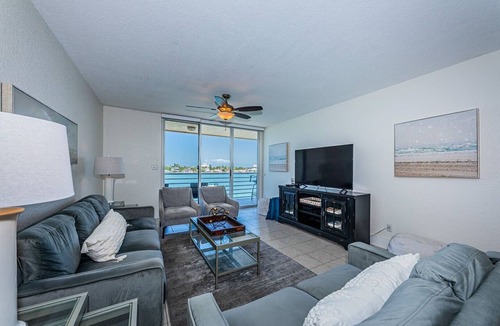 St. Petersburg Condo | Club Bahia 'Blue Skies, Sunshine and Salt Air'