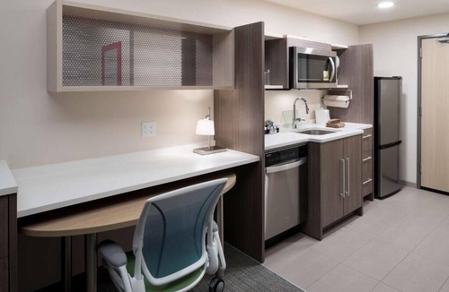 Port Canaveral Hotel | Coastal 1BR King Suite w/Kitchen & Outdoor Pool | 1.8 mi Jetty Park