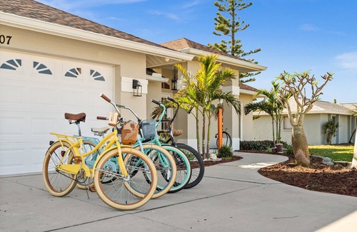 South Venice House | Coastal Beach Time Villa-heated pool & spa-4 bikes, game room-great amenities