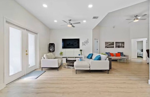 St. Petersburg House | Coastal Charm House near St. Pete Downtown