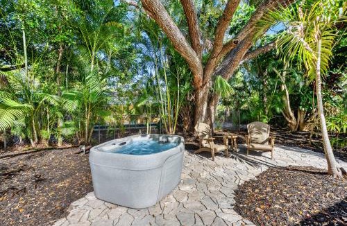 South Poinsettia House | Coastal Cottage Escape Near Siesta Key Beach with Hot Tub - GRAND OPENING