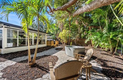 South Poinsettia House | Coastal Cottage Escape Near Siesta Key Beach with Hot Tub - GRAND OPENING