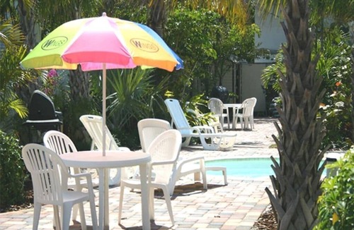 Bay Esplanade Cottage | COCONUT CABANA Heated Pool, two minutes walk to Beach.