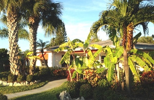 Bay Esplanade Cottage | COCONUT CABANA Heated Pool, two minutes walk to Beach.