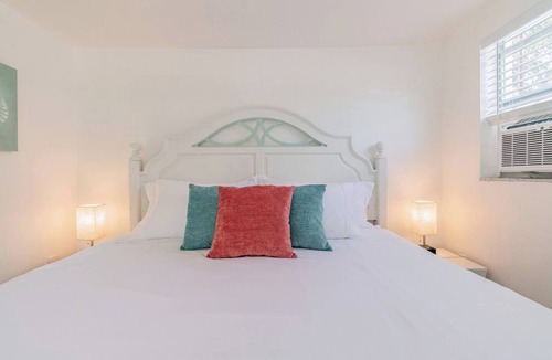 Port Richey Cottage | Coconut Cottage *Canal Front*