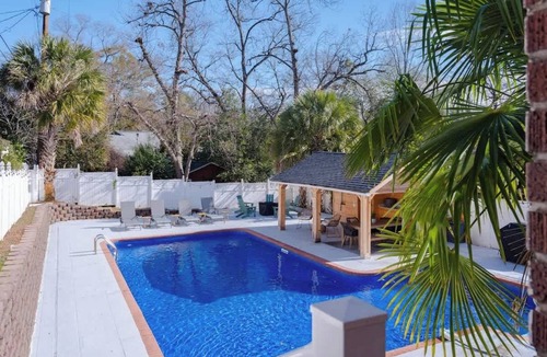 Columbia House | Cola's Hideaway Pool House Retreat & Outdoor Oasis