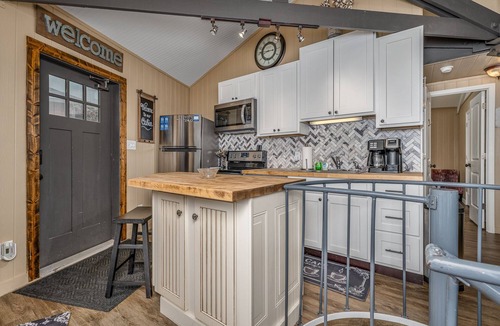Banner Elk Ski Chalet | Cold AC! Best Location! SLOPESIDE! Mountain View’s! Walk to Restaurants!