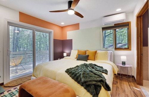 East Stroudsburg House | ColorBLOCK Cabin: Spacious 5BD, 2 Hot Tubs, Lake, Sauna, GameRms,Big Deck, AC