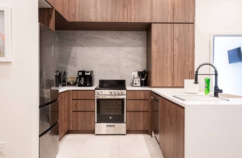 Central Business District Hotel | Colorful 1 BR Walk to Penn Station-Great Location