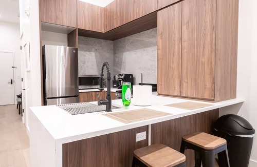 Central Business District Hotel | Colorful 1 BR Walk to Penn Station-Great Location