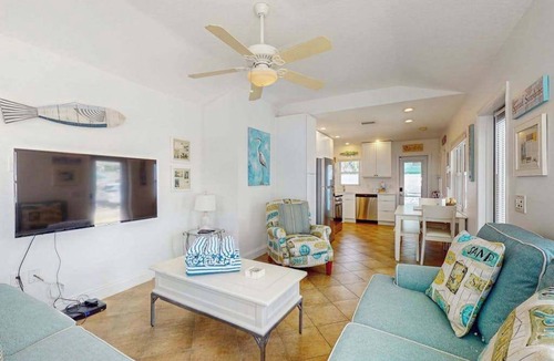 Anna Maria Cabin | Colorful beach cottage w heated private pool & grill area - dog-friendly