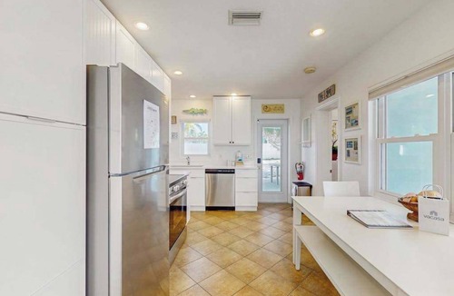 Anna Maria Cabin | Colorful beach cottage w heated private pool & grill area - dog-friendly
