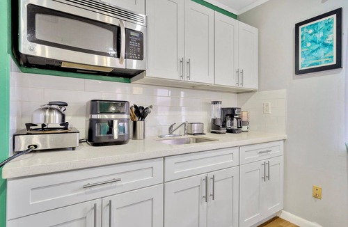 Seffner Community Alliance House | Colorful & Comfy Retreat: Close to Tampa ~ Parking