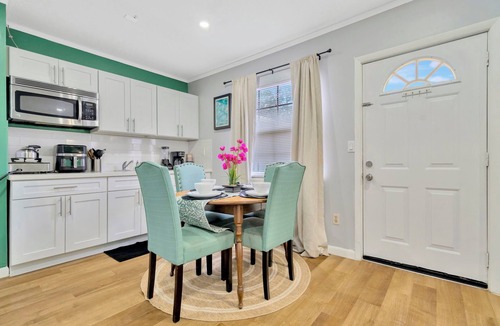 Seffner Community Alliance House | Colorful & Comfy Retreat: Close to Tampa ~ Parking