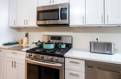 Jersey City House | Colorful Cozy Retreat Super Seamless NYC Commute