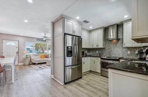 South Pinellas Community Council House | Colorful Pool Paradise w/Bungalow *6 min to Beach