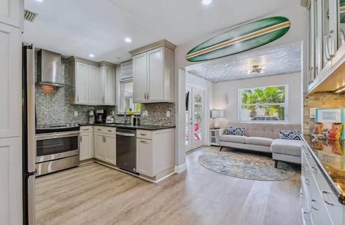 South Pinellas Community Council House | Colorful Pool Paradise w/Bungalow *6 min to Beach