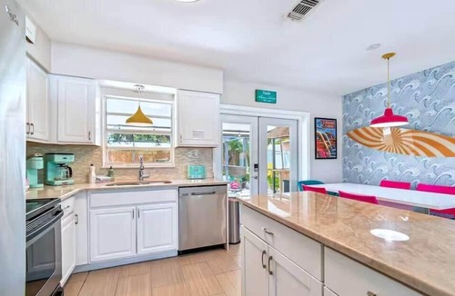 South Pinellas Community Council House | Colorful Tropical Pool Oasis * 5 minutes to Beach