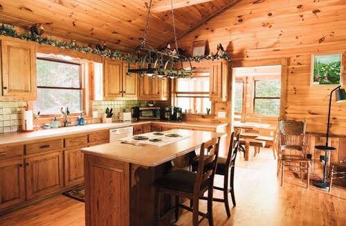 Bryson City Cabin | Come and enjoy Bryson City! Just minutes from NOC, Deep Creek, GSMNP, Fishing!