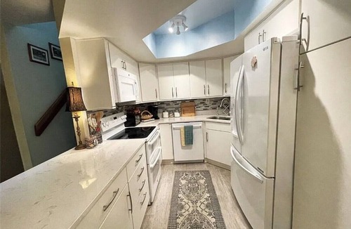 Homosassa House | Comfortable 2-bedroom townhome in Homosassa with Pool and Boat dock access.