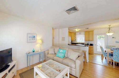 Holmes Beach Villa | Comfortable island villa with private heated pool, courtyard & easy beach access