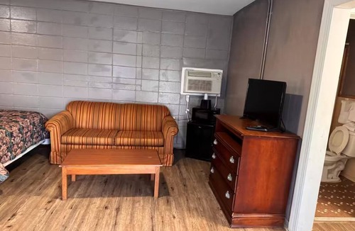 Dothan Hotel | Comfortable Pet-Friendly Room Near Dothan Attractions! w/Free Parking