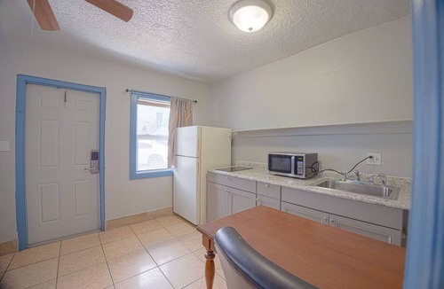 Merritt Island Hotel | Comfortable Private Queen Room w/Propane BBQ Near Major Merritt Island Spots