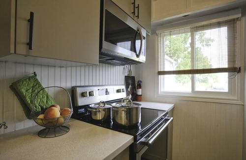 Beamsville House | Comfortable spacious farmhouse vineyard location. Ensuite bathrooms.