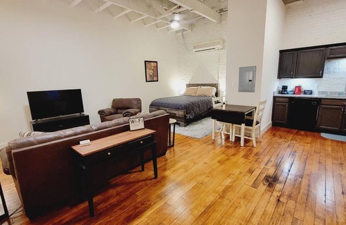 Central Business District Apartment | Comfortable Studio Loft in Historic Building