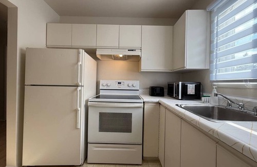 Pierrefonds-Roxboro Apartment | Comfy 2BR Pierrefonds Apt with included parking