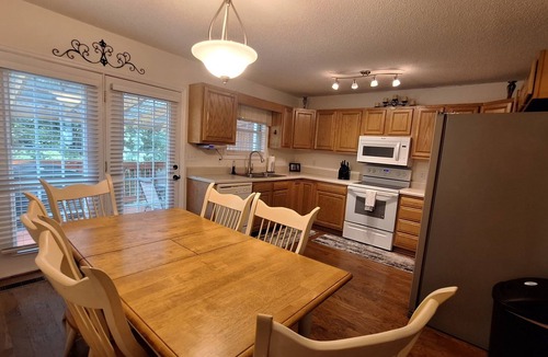 Bristol House | Comfy Condo! PET ALLOWED!