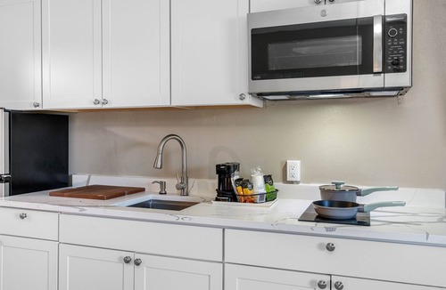 Whitfield Condo | Condo at the Bay with Resort-Style Amenities, Pool, Tiki Bar
