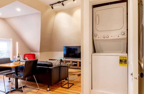 Walnut Hills Apartment | Cool and Modern 3rd Floor 2-Bedroom Walk-up