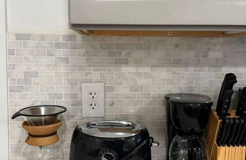 Corn Hill House | Cornhill Apt w FreeParking Kitchen W+D