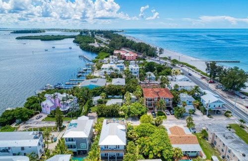 Bradenton Beach House | Cottage Haven-One Minute Walk To The Beach-Private Yards-Keyless Locks