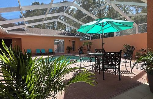 Brooksville House | Country Retreat Close to Everything