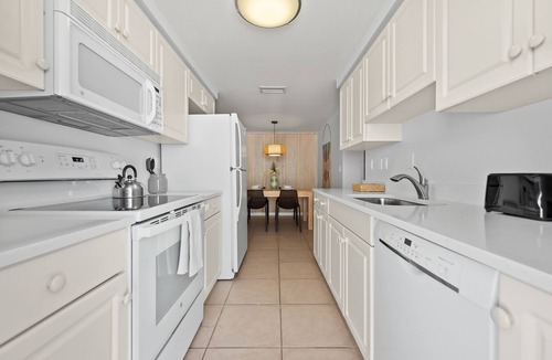 Sarasota House | Couples Beach Getaway, 3 houses from the beach! - Summer Lovin'