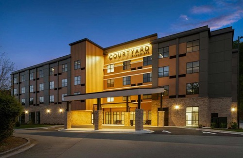 Tynecastle Hotel | Courtyard by Marriott Sugar Mountain Banner Elk