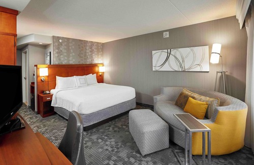 Steeles Industrial Hotel | Courtyard by Marriott Toronto Brampton