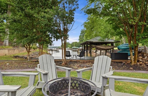 Mayhew House | Coves End by AvantStay