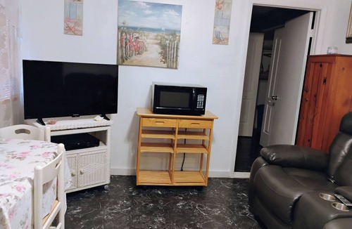 Harbor Oaks Cottage | Cozy 1-bedroom Cottage furnished all utilities included fenced in pet friendly.