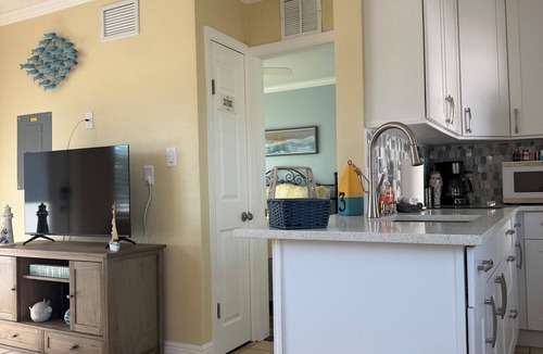 North Redington Beach Condo | Cozy 1BR Condo with parking, 0min walk to Beach. Discounted rates August 2026!