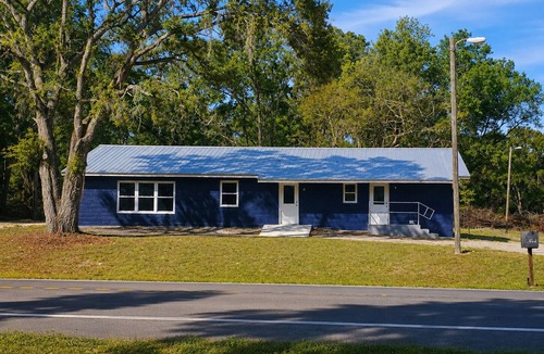 Fort White Apartment | Cozy 2-bedroom apartment in charming Fort White with AC