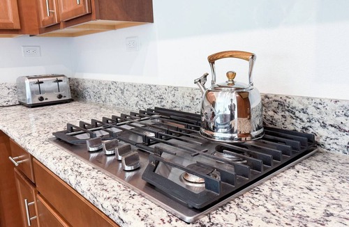 Sunbeam Cottage | Cozy 2-bedroom cottage with AC in cool Jacksonville 55+ community in Mandarin