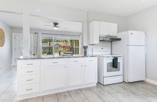 Palm Harbor House | Cozy 2 BR Home, walking distance to Crystal Beach/Park - Quaint Family Getaway!