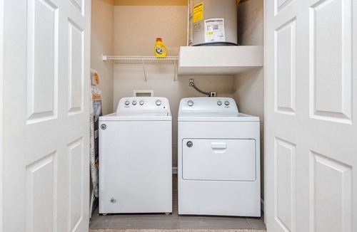 Port Tampa City Apartment | Cozy 2BD with Pool - Travel Professional Getaway